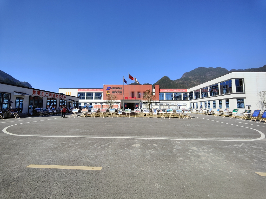 2022年11月14日，沉庆高速公路建设史上摄影展初次走进建设工地——巫云开公司组织“贯彻落实党的二十大心灵 致力开创巫云开建设新局面——巫云开高速摄影巡展”。 (1)